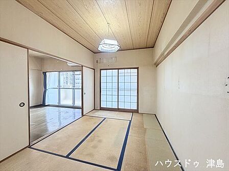 南側6帖洋室。バルコニーに面したお部屋で障子からの優しい光りが心を落ち着かせてくれます。6帖和室と続き間となっているため、多目的にお使いいただけます。