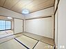 和室：北側6帖洋室。フローリングと違い、直接寝転んでも腰への負担も少ない畳はお昼寝スペースにぴったり。また、冬場の寒い時期はコタツをセットして家族団らんスペースにもってこいです。