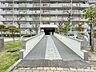 その他：マンション入り口はスロープになっているため、ベビーカーや三輪車などの出入りがしやすいですね。