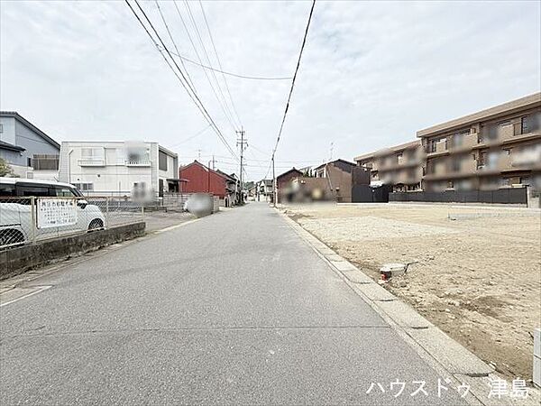 南側公道幅約6.3m。車の出し入れもしやすく、また配達などの車が停まっていても通行出来る道幅です。並列駐車3台可能。
