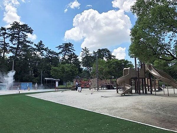 天王川公園春には尾張津島藤まつり、夏にはユネスコ無形文化遺産にも登録された尾張津島天王まつりが開催されます。2007年には日本の歴史公園100選にも選ばれました。 610m