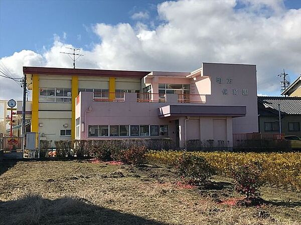 町方保育園対象児：生後6か月～2歳　定員：35名　未就園児保育「ぽかぽかひろば」では、子育てについての相談、情報提供、親子が遊ぶ場、交流の場として子育てを応援します。 480m
