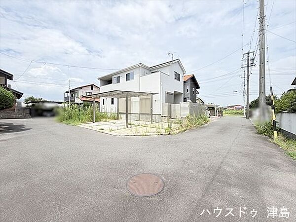 2階洋室4部屋で3人のお子さまでもお一人ずつ個室を持つことが可能。各々の時間を大切にできる間取り設計。2面バルコニーのためプライベートが確保され、気持ちよくお布団が干せます。