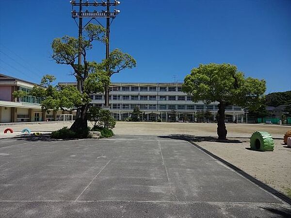 【西小学校】 学校教育では、「自分から進んで　みんなで助け合い　最後までやりとげる子」の育成を校訓としている。「健やかな体」「豊かな心」「確かな学力」の調和のとれた児童の育成を図る。 740m