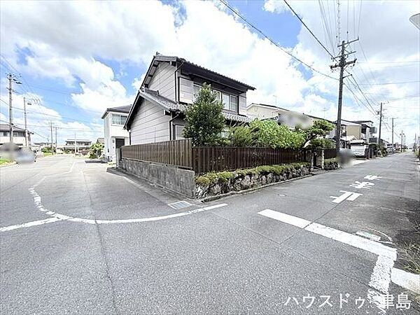 南側公道幅約2.8ｍ。間口が広く、駐車スペース3台以上もプランしていただきやすいです。南向きの建築プランが可能。