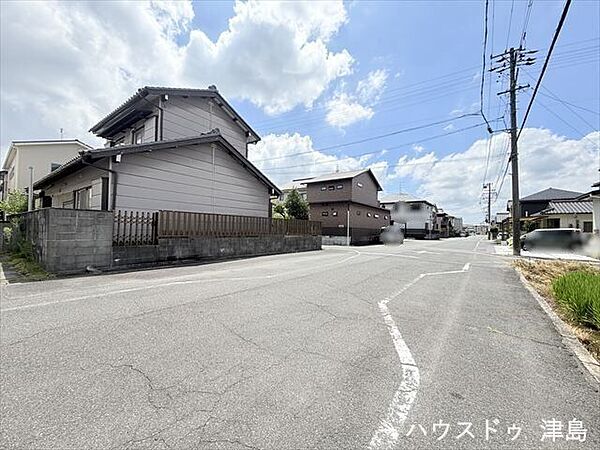西側公道幅約5.0ｍ。車がすれ違える道幅です。交通量が少なく、歩行者や自転車が通っていても安心です。