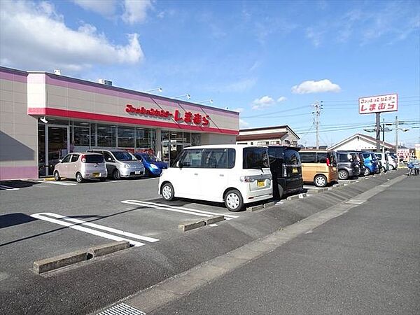 しまむら　勝幡店営業時間：10時～19時　小さなお子様から大人まで各種衣類を安心価格で取り揃えています。靴やバッグも充実しているのでトータルコーディネイトできますね。 1540m
