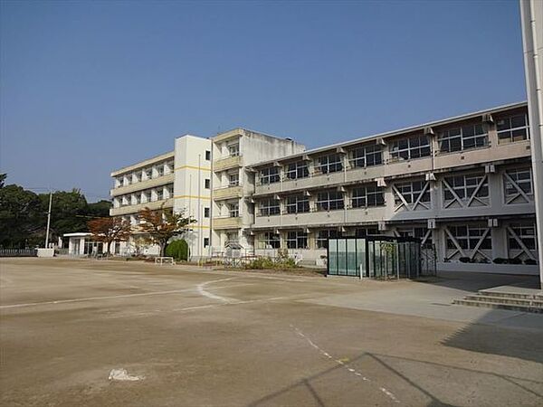 蛭間小学校やる気・思いやり・楽しさ・心のつながりを大切にした学校生活の創造に心がけ、児童一人一人の個性を伸ばしつつ、知・徳・体の調和のとれた人間性豊かで未来社会にたくましく生きる児童の育成。 880m