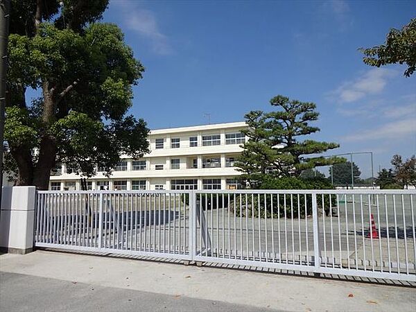 神守中学校 校訓「至誠」にのっとり、知・徳・体の調和のとれた人間形成を目指し、夢をもち続け、社会に貢献できる心豊かな生徒の育成を図る。 3200m