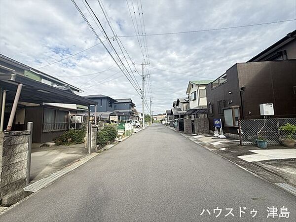 南側公道幅約6.0m。車の出し入れもしやすく、また配達などの車が停まっていても通行出来る道幅です。