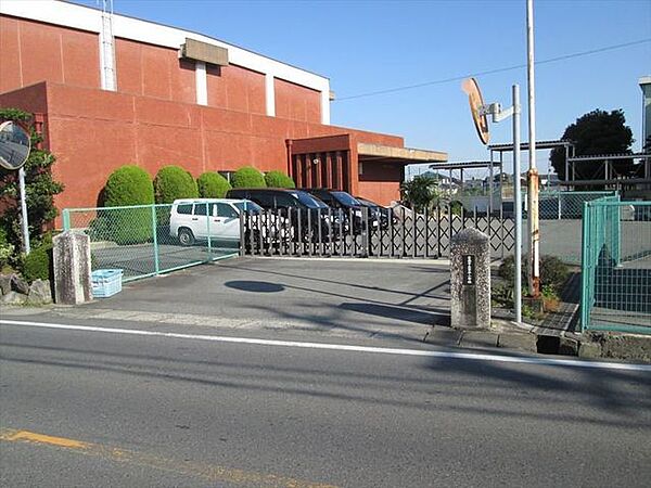 草平小学校個性を伸ばし、知・徳・体の調和のとれた人間形成を図るとともに、「生きる力」を譲成し、未来を切り拓き、社会の発展に尽くす児童の育成 1880m