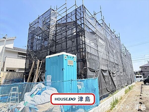 ゆとりある20.5帖LDKはタタミコーナーが配置され、心落ち着く空間となっています。南に広く面したLDKは明るく家族の憩いの場所に。キッチンから家族の様子を見渡せる開放的な空間。