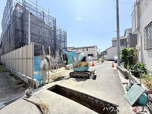 西側公道幅約4.3ｍ。普通車が1台通れる道幅です。大型車の通行が少ないので振動や騒音が抑えられます。駐車は並列で2台可能なのでご夫婦1台ずつ所有でき、車通勤でも安心。
