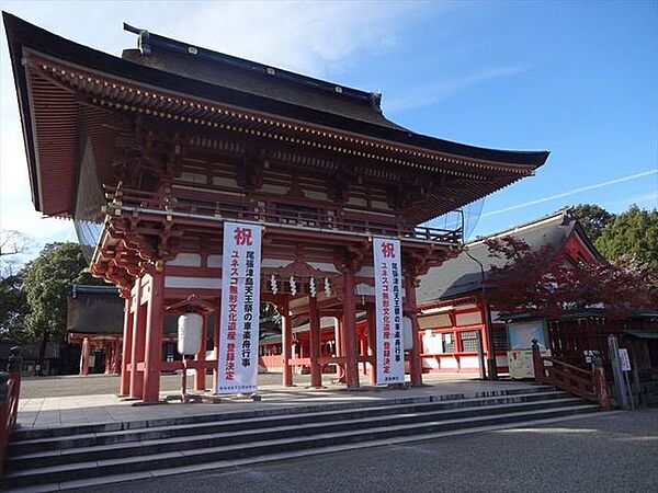 津島神社地元では「津島の天王さま」と呼ばれ親しまれています。全国約3000社の天王信仰の総本社です。津島神社の大祭として、日本三大川まつりの「津島天王祭」が、7月第4土曜日とその翌日に開催。 410m
