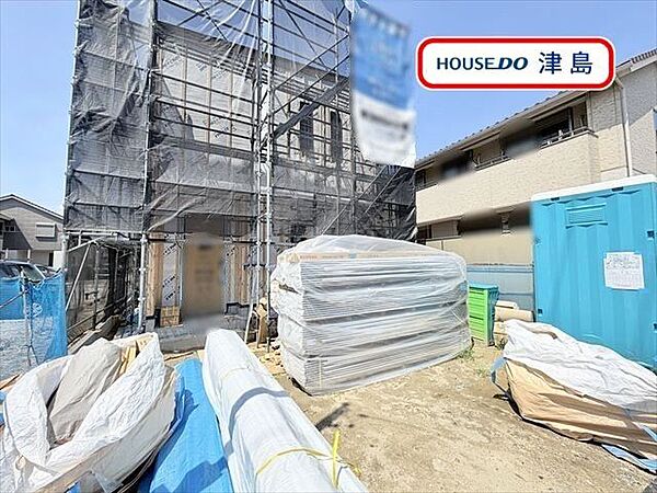 3面採光の明るく心地よい風が通る19.5帖LDKです。ゆとりのあるリビングでリラックスして快適生活。キッチンカウンター前にテーブルを置けるので配膳や片付けがスムーズ。家族と共に同じ時間を過ごせます。