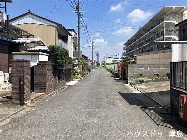 南側公道幅4.8ｍ。車がすれ違える道幅です。交通量が少なく、歩行者や自転車が通っていても安心です。