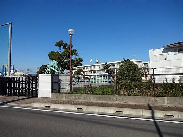 勝幡小学校【勝幡小学校】 いのちを尊び、向上心をもって前向きに努力する、心身ともに健全な児童の育成。めざす児童像(1)進んでする子(2)粘り強い子(3)助け合える子 720m