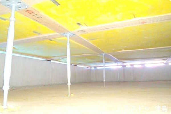 【強く頑丈な床支持材】建物の床を支える「床束」と呼ばれる支持材にサビやシロアリを寄せ付けない鋼製の床束を採用しました。長期間の使用でも痩せず腐らずメンテナンス性にも優れた素材です。