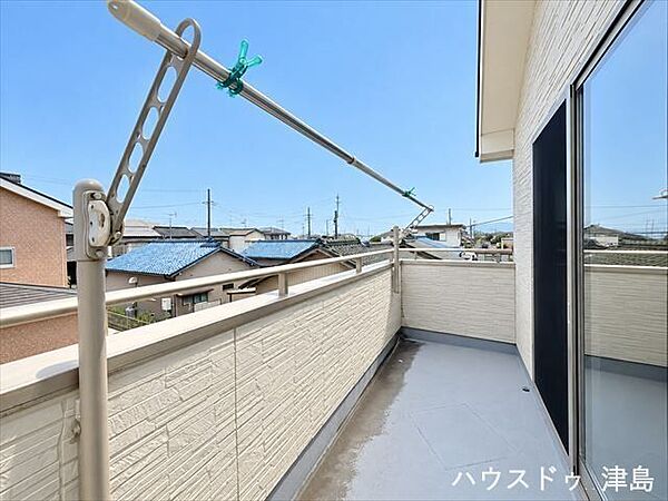 9帖洋室バルコニー。2面バルコニーのためプライベートが確保され、気持ちよくお布団が干せます。