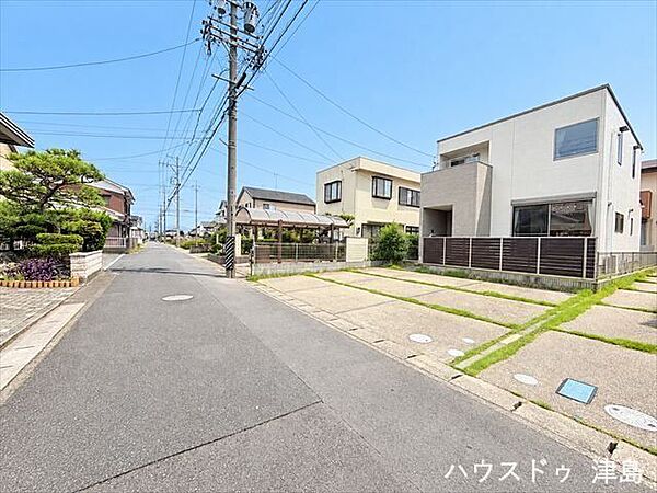 南側前面道路は幅約4.5ｍ。陽当たりに優れた立地です。道路は少し狭いですが、交通量が少ないので静かな環境です