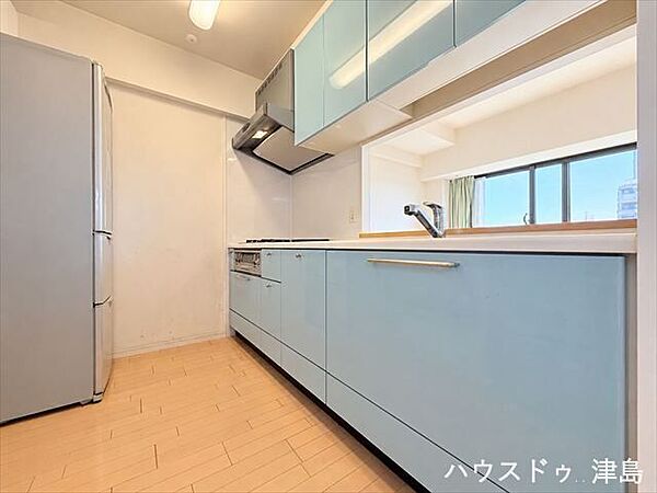 水色の爽やかなシステムキッチンは気持ちよく家事ができます。対面キッチンは家族の様子を見ながら家事ができます。※実際の写真から生活用品を消す加工をしています。