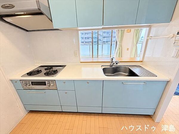 浄水機能付きの水栓・スライド収納など便利な設備を搭載した使いやすいキッチン。三口ガスコンロとグリルを備え、複数調理が同時にでき料理がスムーズ。※実際の写真から生活用品を消す加工をしています。