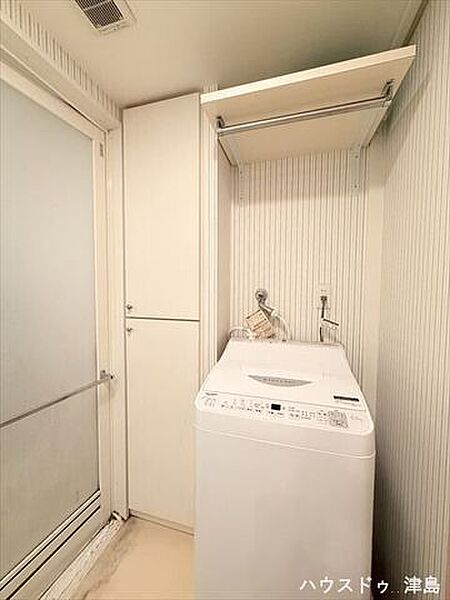 収納があり、タオルやパジャマ・下着などを置け、わざわざ取りに行く手間が省けます。洗濯置き場には防水パンが設置され、水漏れの際、床が浸水するリスクを軽減したり、結露で床が傷むリスクを軽減できます。
