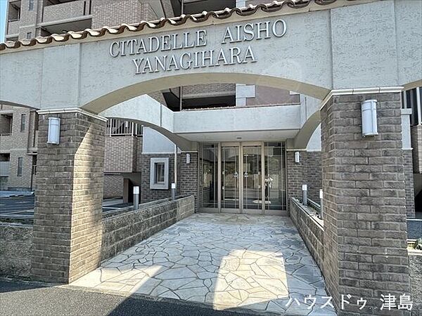 正面玄関であるエントランスは、訪問者が最初に訪れる部分でもあり、第一印象を決める顔ともいえる場所です。
