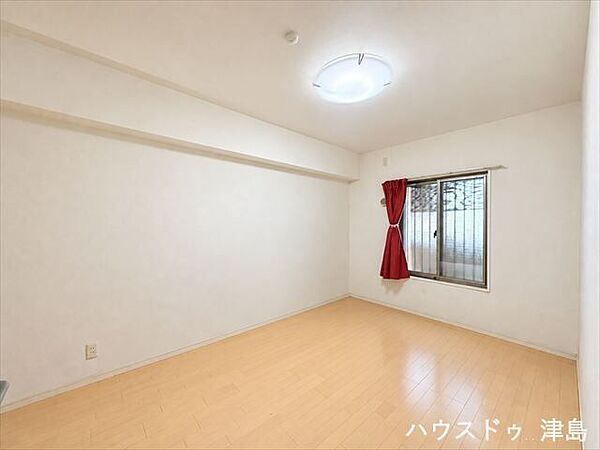 6.5帖洋室。一番広いお部屋で寝室にぴったり。南側に収納が完備。※実際の写真から生活用品を消す加工をしています。