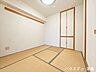 和室：4.5帖和室。個室としてもリビングの一部としても使える便利な一室。奥行きのある押入タイプの収納は大きな布団や季節物の家電製品などたっぷりと収納。※実際の写真から生活用品を消す加工をしています。