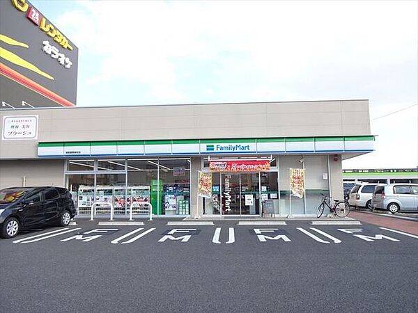 ファミリーマート津島警察署前店　スローガンは「Fun＆Fresh」。驚きやワクワク感を与えるべく、商品改革に取り組んでいる。（電子マネー利用可　ＡＴＭあり　ネット通販あり）Tポイントサービスあり…