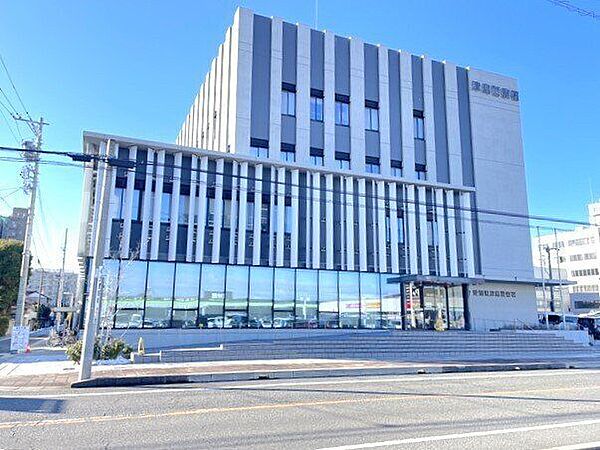津島警察署　津島駅の東側にあります。車庫証明・運転免許証の更新手続きができます。駐車場も広めです。 390m