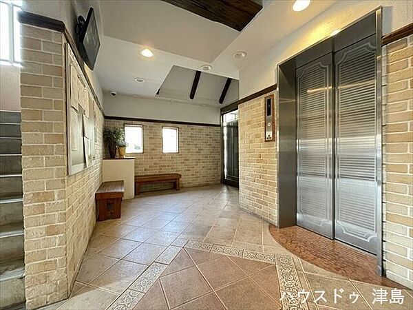 6階建てマンションのためエレベーターが設置されています。買い物後の荷物を運ぶ際にはとても助かります。