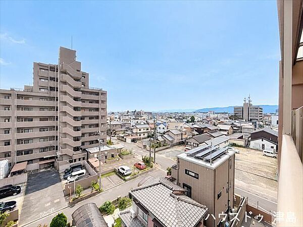 バルコニーから西の山を見て、ほっと一息ついて、家事の合間にリフレッシュしてみませんか。