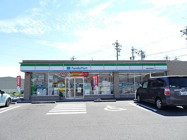ファミリーマート愛西内佐屋店24時間営業スローガンは「Fun＆Fresh」。驚きやワクワク感を与えるべく、商品改革に取り組んでいる。（電子マネー利用可　ＡＴＭあり　ネット通販あり）Tポイントサ…