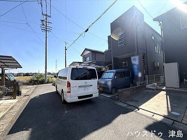 並列駐車2台可能なのでご夫婦1台ずつ所有でき、車通勤でも安心です。カーポートが1台分設置されています。駐車場が玄関側なので荷物の出し入れもスムーズに行えます。