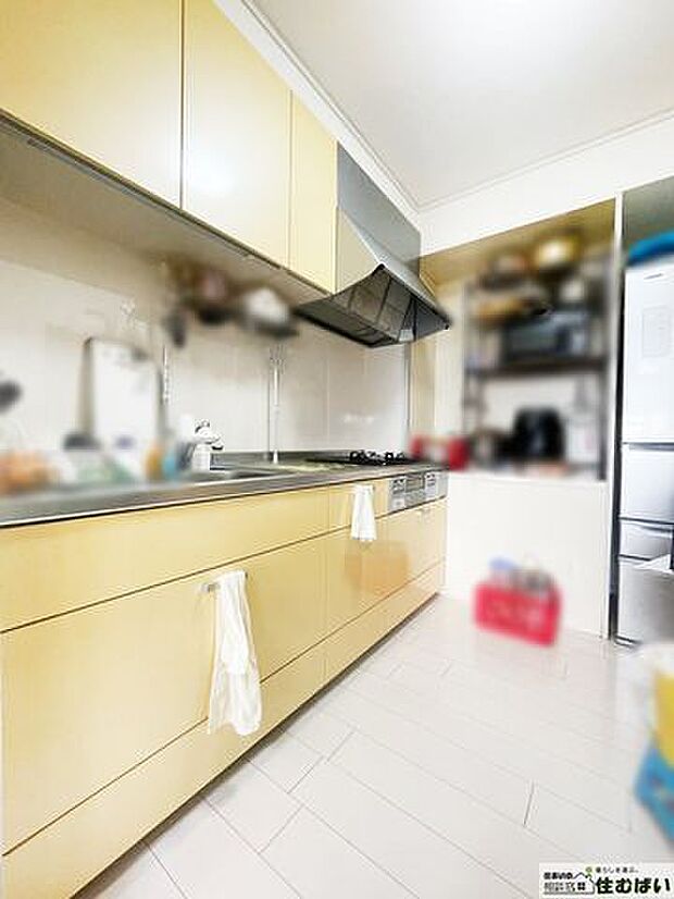 キッチン上には調理器具や備蓄品のストックの保管に便利な吊戸棚が備え付き！冷蔵庫横にも便利な棚が設けられているので、キッチン回りがスッキリと片付きます♪