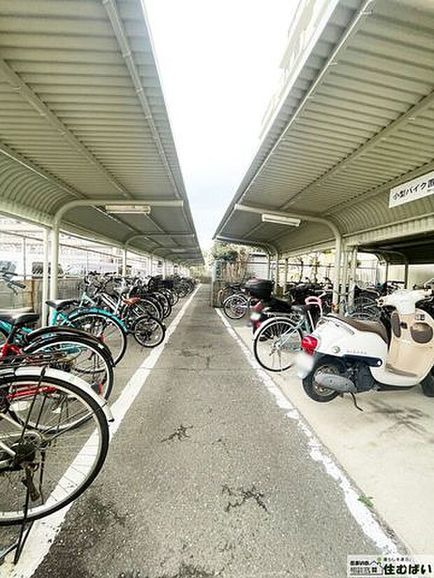 屋根付き駐輪場がございますので、自転車をお持ちの方も安心です◎平坦地なので走行も楽に行えます♪