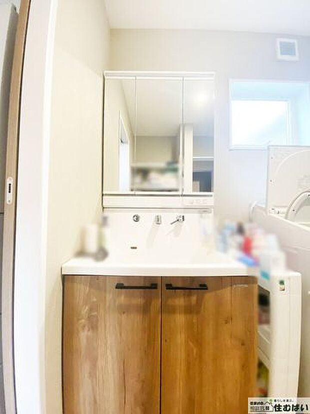 洗面台は水栓が壁に設けられたハイバックタイプ。汚れがたまりにくくお手入れも簡単♪バケツ等の使用もスムーズに行えます◎内装にマッチした収納扉がお洒落です☆