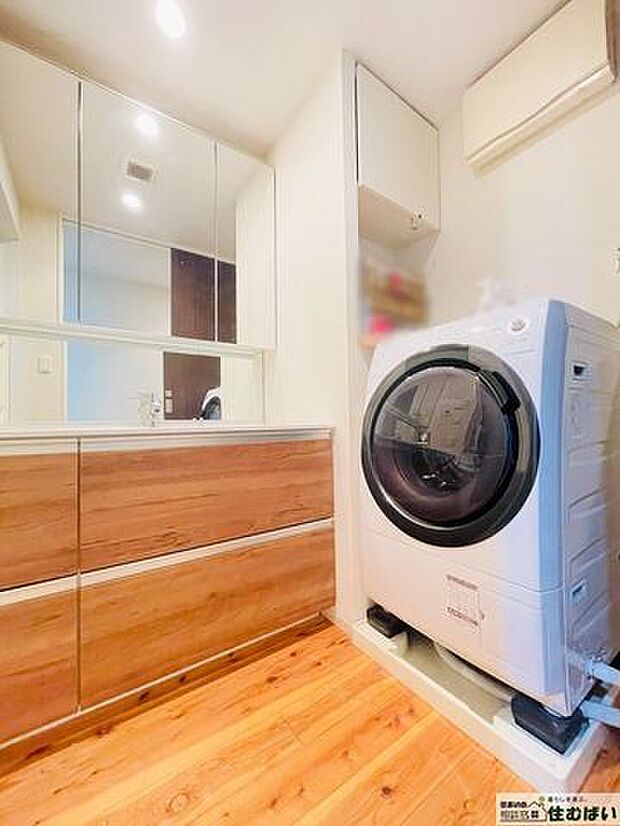 洗濯機を置いてもゆとりのある脱衣所はタオルや消耗品の整頓に便利な収納スペースが備え付き！収納いらずで機能的です☆