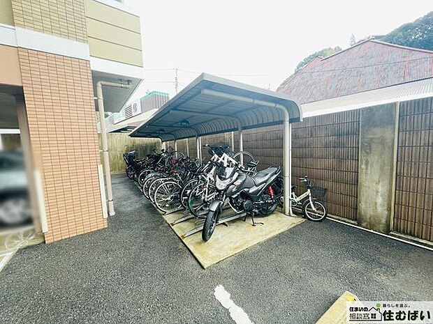 屋根付き駐輪場がございますので、自転車をお持ちの方も安心です☆ラック式で強風等による倒れ込みの心配も緩和されています◎