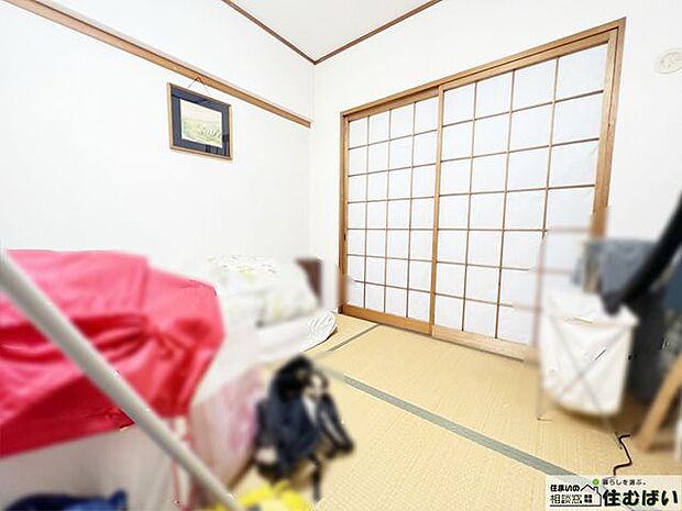 リビング横の和室は足に優しい床なのでお子様の遊び場やお洗濯物をたたむスペースとしてもご使用いただけます。小休憩スペースとしてもピッタリです♪