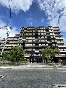 外観：落ち着いた色合いと洗練されたデザインが印象的なマンションです。周囲の街並みにも調和し、上品で清潔感のある外観に仕上がっています。