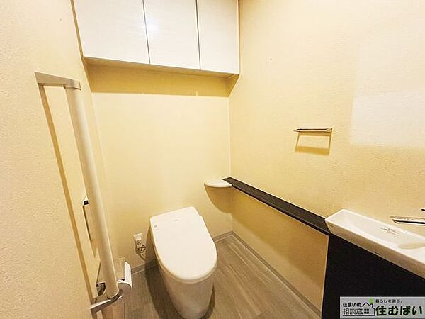 ウォシュレット、収納棚、手すり。嬉しい設備が揃った機能的なトイレ◎ゆったりとしたサイズ感とお洒落なアクセントクロスでまるでお店の個室です♪