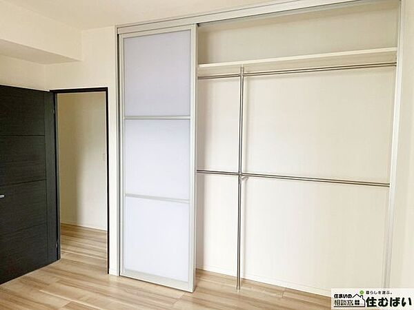 クローゼットはハンガーパイプ付きで衣服も吊って収納でき、スッキリと片付いたお部屋を広くお使いいただけます。