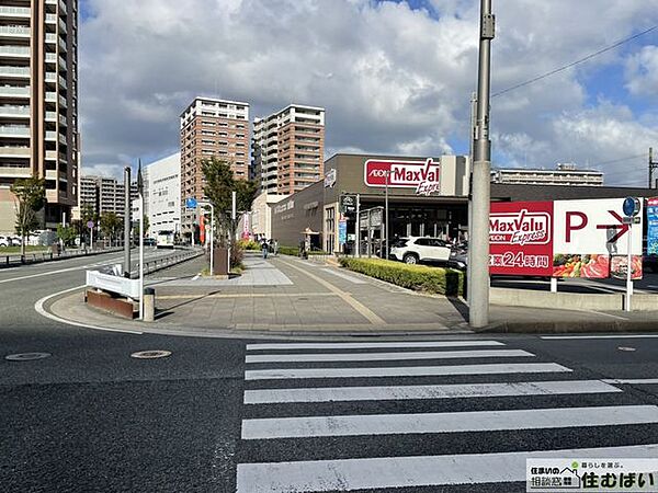 マックスバリュエクスプレス千早駅前 徒歩5分。24時間のスーパーが近いので、帰りが遅くなった時も買い物ができて便利です。 350m