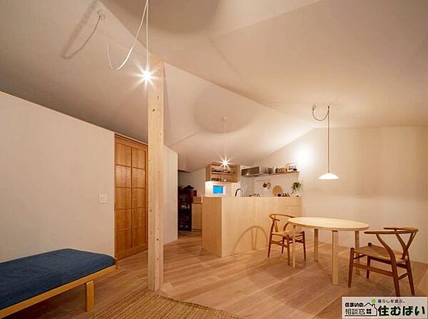 優しく食卓を照らすペンダントライトが、カフェのような雰囲気を演出。窓際のベンチに腰掛けて夜景を眺めながら、ゆったりとお酒や会話を楽しむ贅沢な時間を。暮らしの質を高める、洗練されたダイニング空間です。