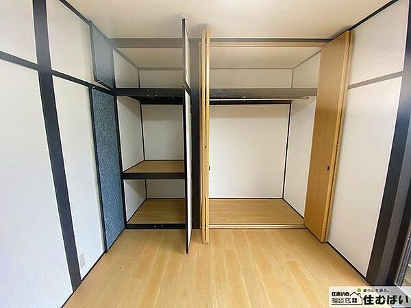 各洋室に収納を設けており、使うものをそれぞれのお部屋に整理できる便利な間取り。お部屋をすっきり保ち、快適な住空間を実現します。