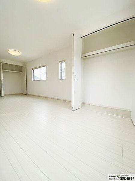 洋室にはクローゼットを2ヶ所備えており、衣類や荷物をたっぷり収納できます。お部屋をすっきり使える、収納力の高さが魅力です。