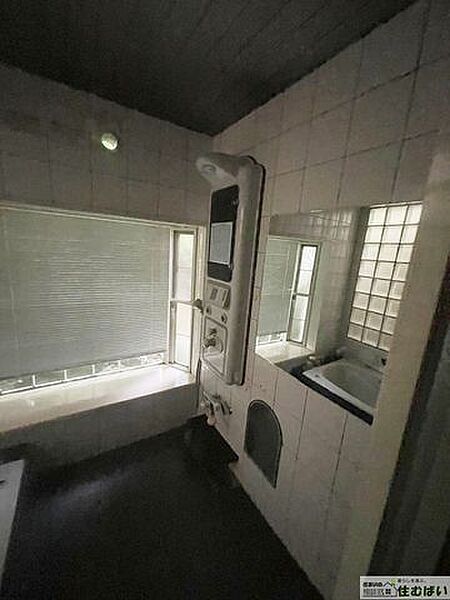 洗い場が広々としているので、体を洗う際もゆったりと使えて快適です。浴槽まわりにもゆとりがあり、開放感のある浴室です。